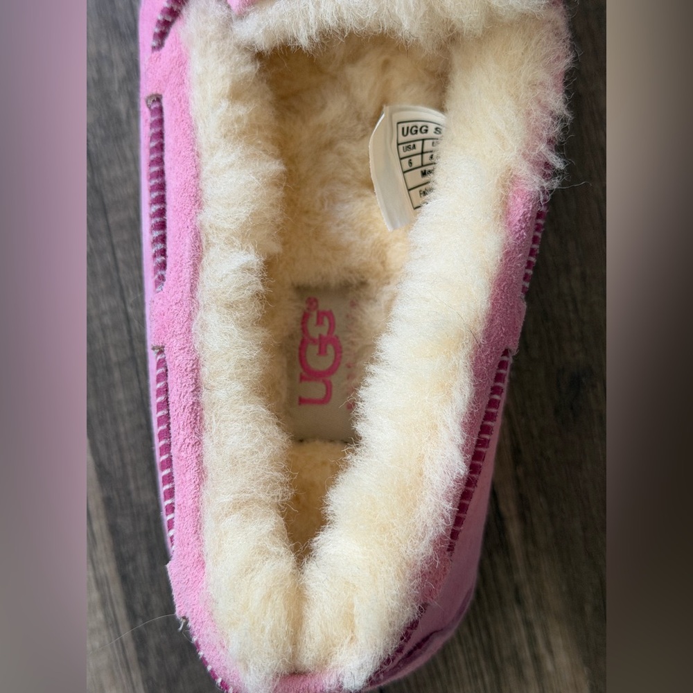 UGG NEW Pink Suede Moccasin Slippers with Cream Shearling size women’s 6 - Picture 8 of 9